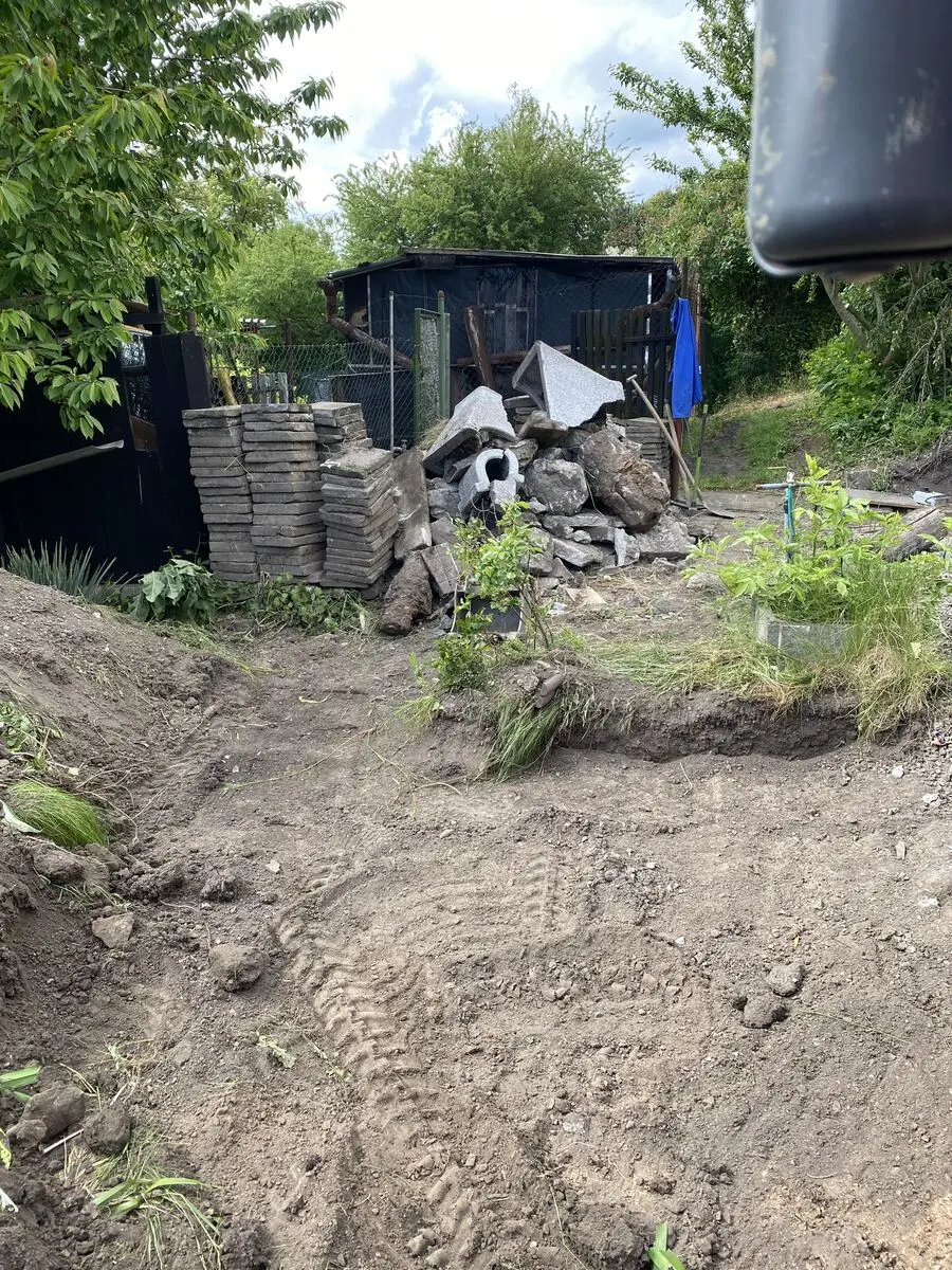 Pozemek po vyklizení, stopy pásů, Zbýšov