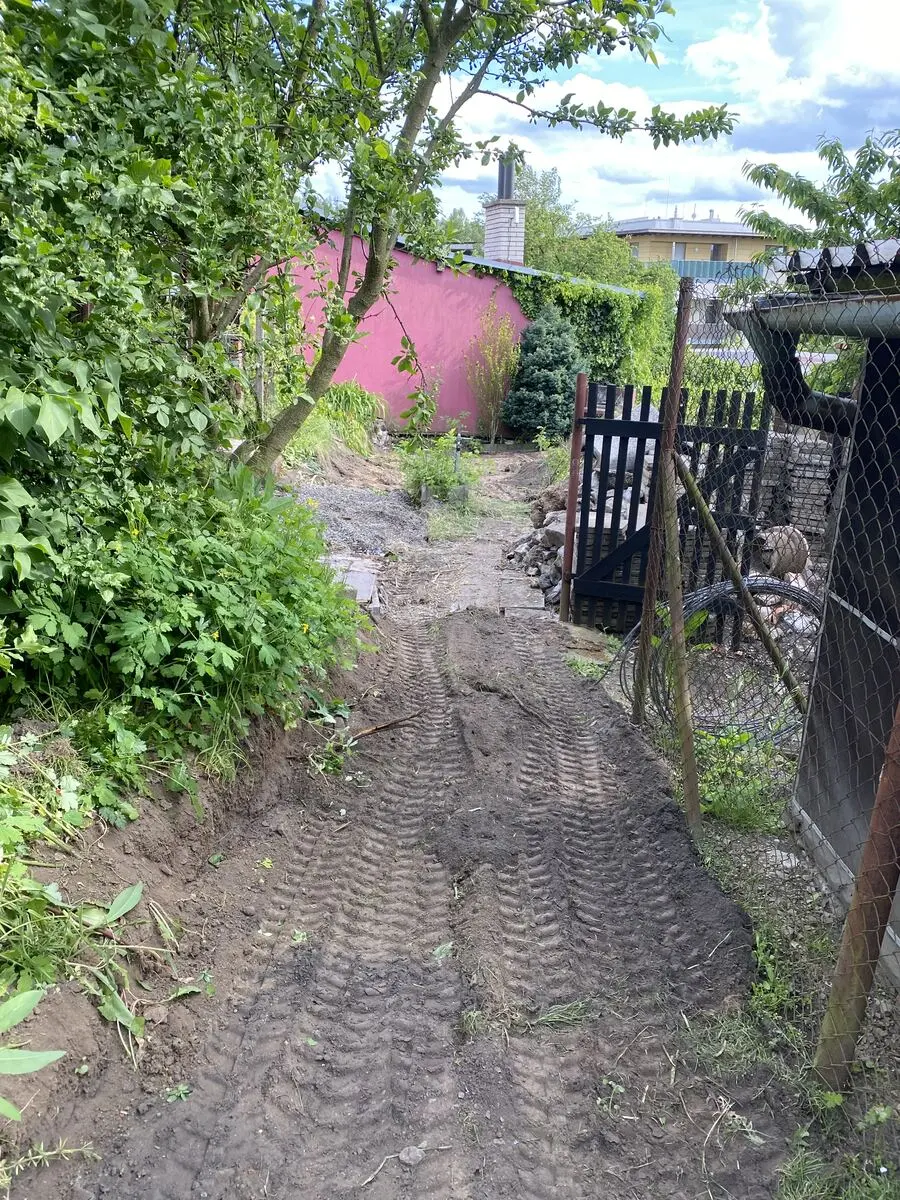 Průjezd vyklizený, stopy strojů, Zbýšov