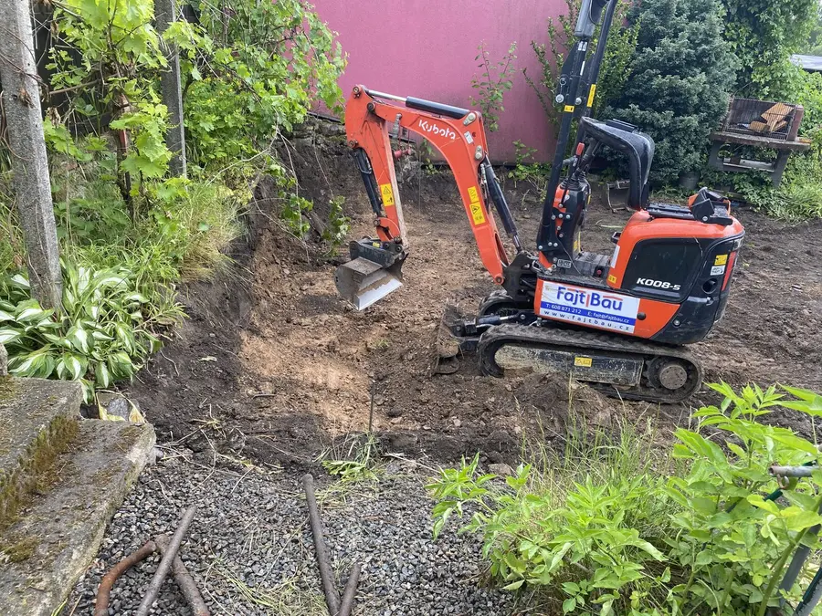 Minibagr Kubota s polepem FAJTBAU při srovnávání, Zbýšov