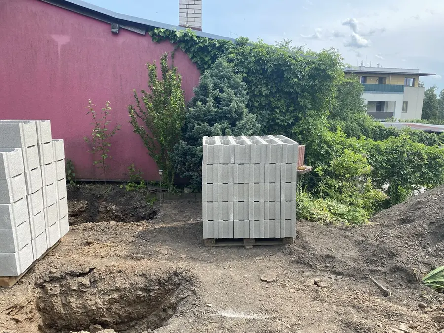 Palety gabionových bloků na pozemku, Zbýšov